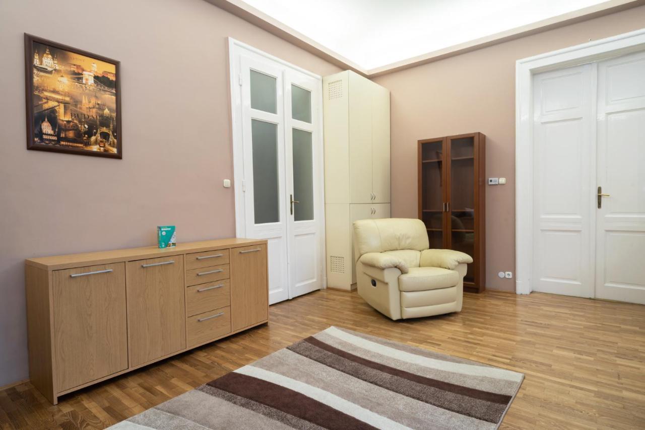Kiraly Central Apartment With Free Parking And Ac Boedapest Buitenkant foto